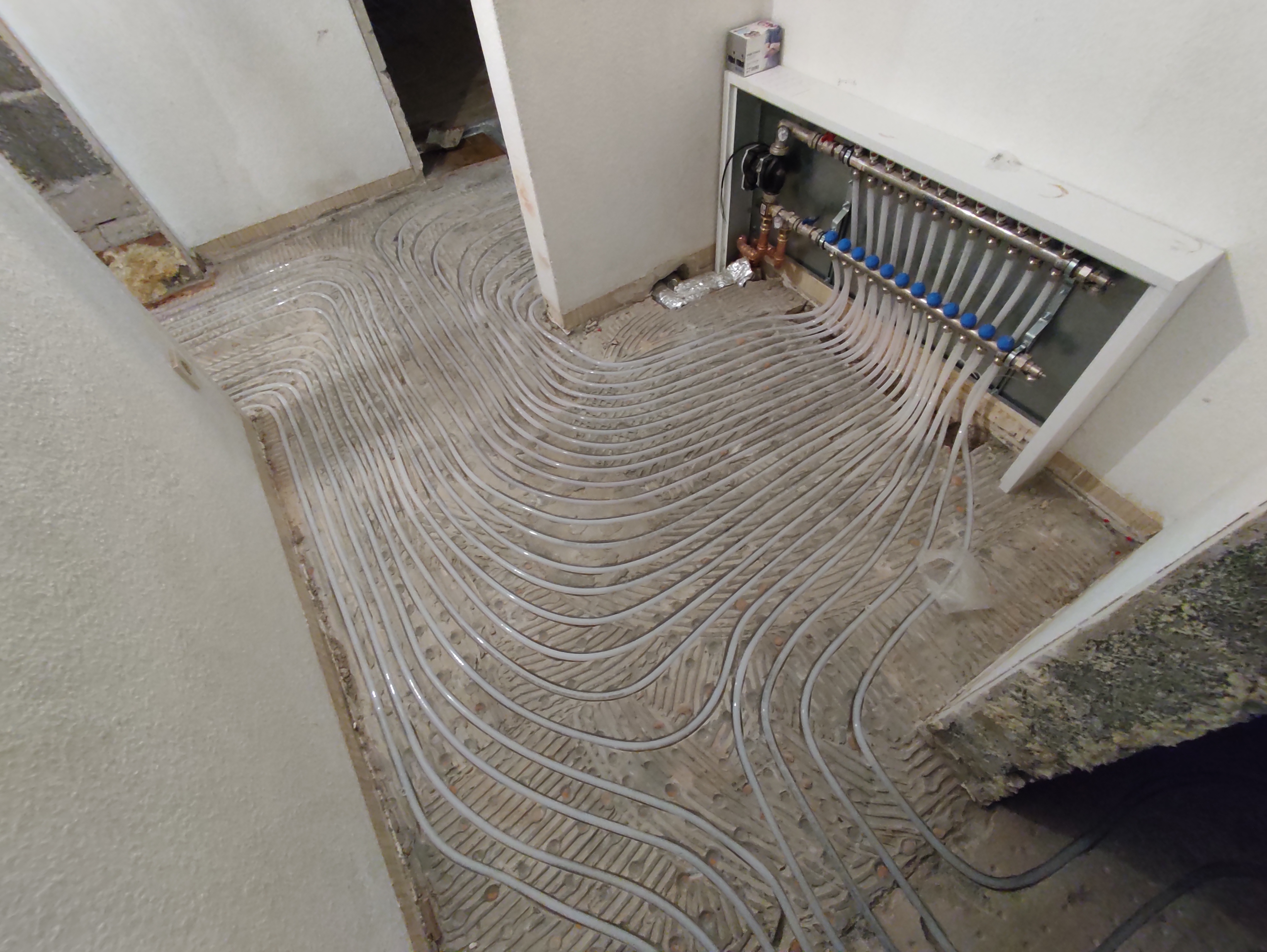 Handwerker beim Fräsen einer Fußbodenheizung in Gummersbach – schnelle Installation