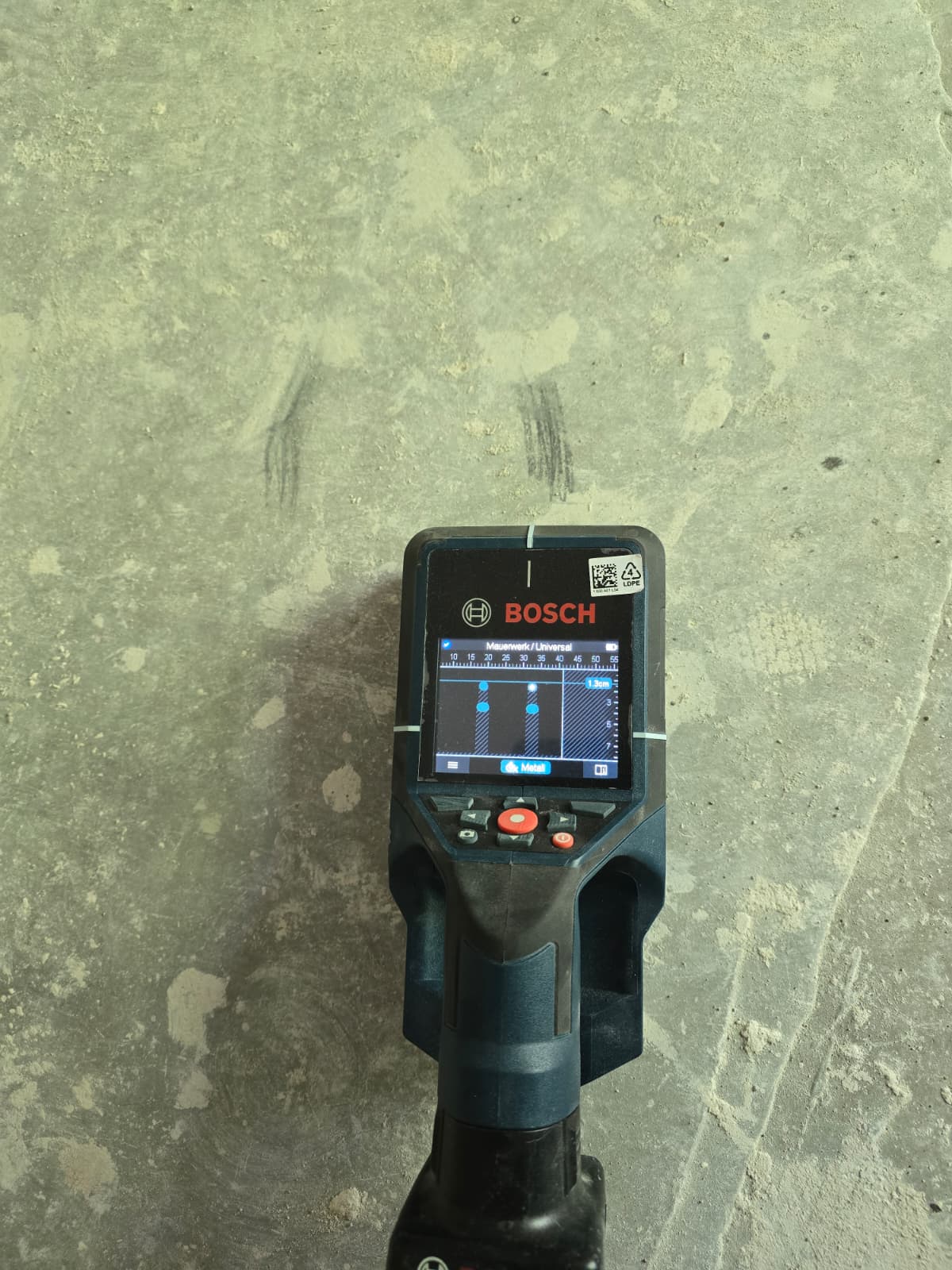 Bosch Detektor-Display zeigt geortete Metallleitung in 1,3 cm Tiefe