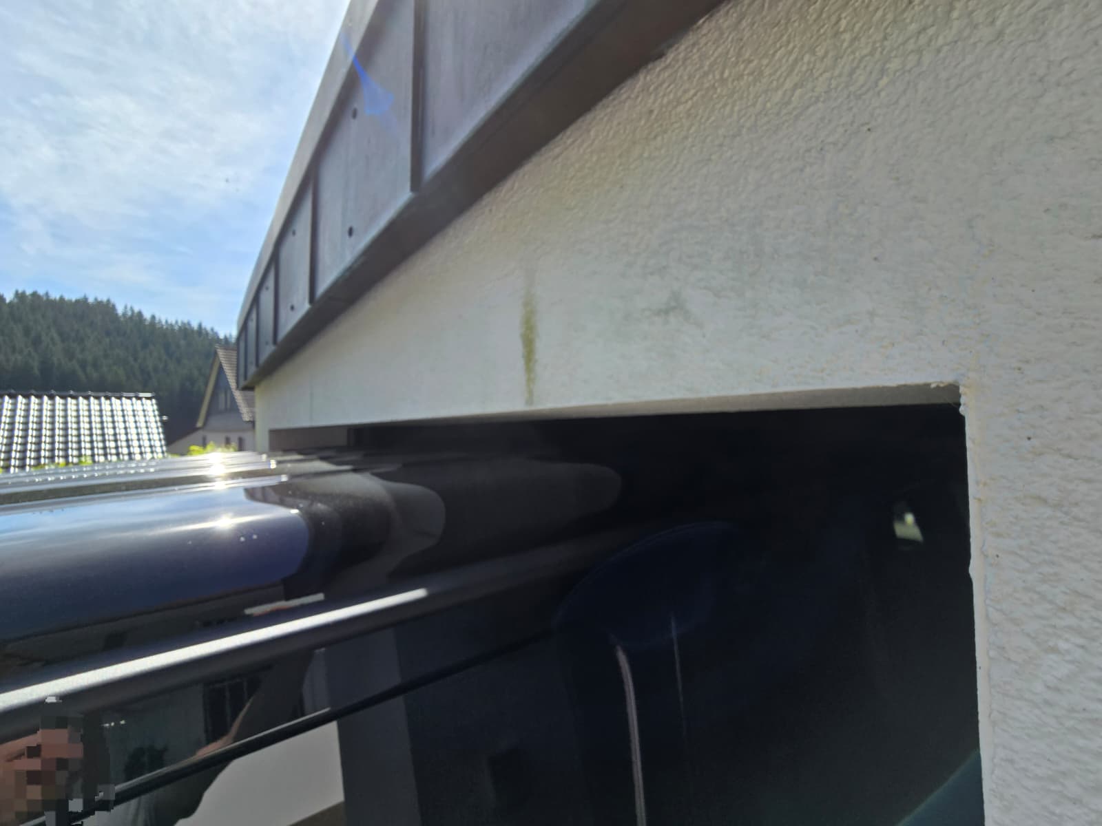 Knappe Garageneinfahrt mit Mercedes G-Klasse