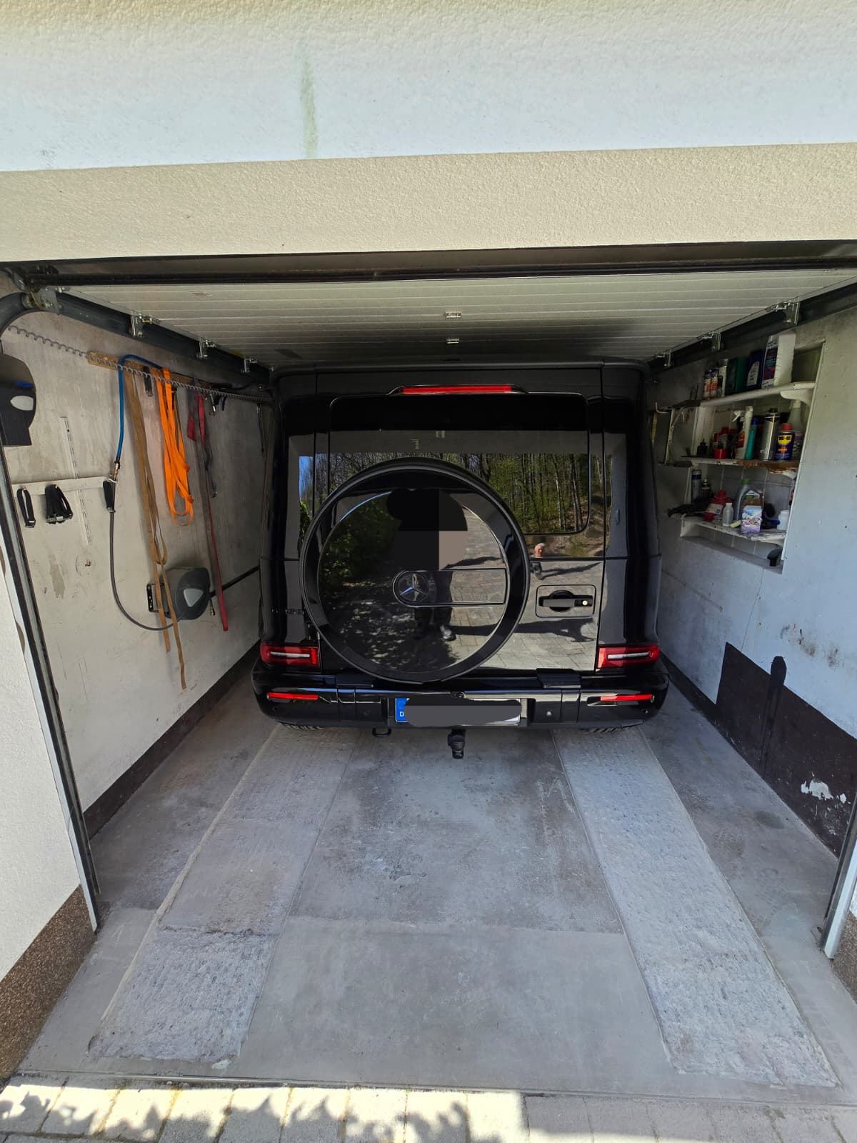 Mercedes G-Klasse parkt nach der Sonderfräsung in der Garage