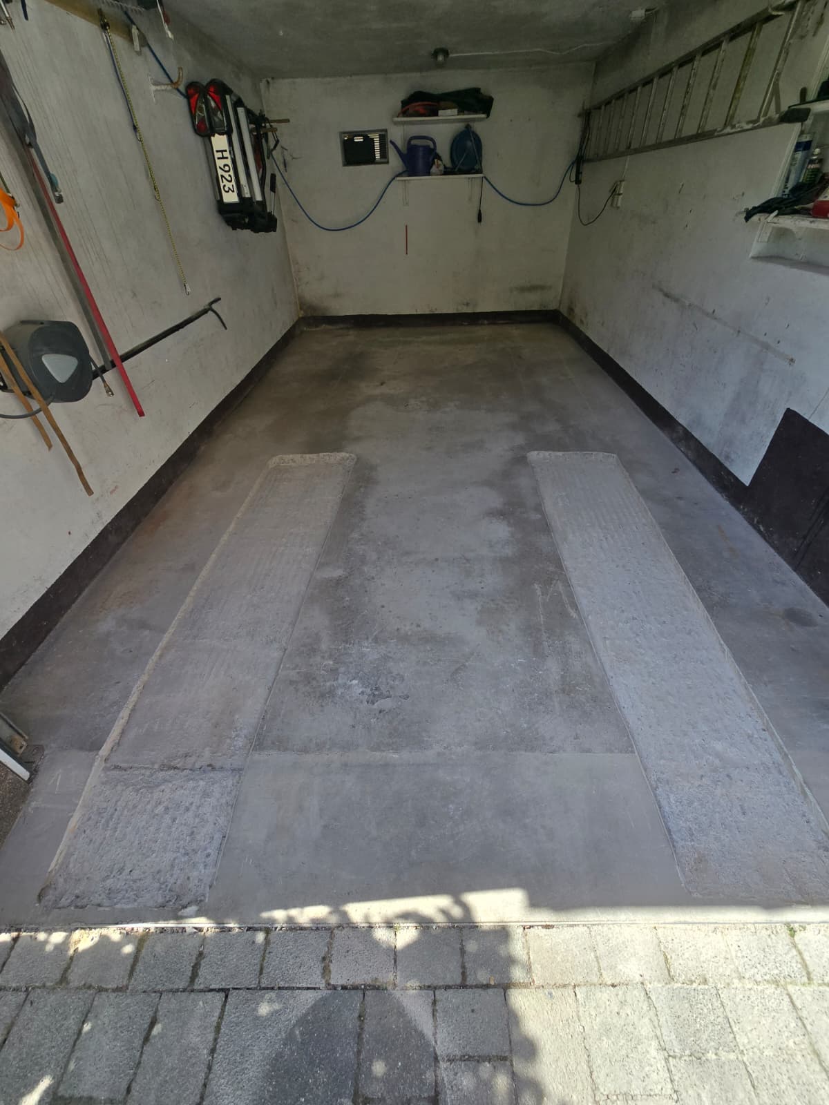 Fertig gefräste Vertiefungen im Garagenboden